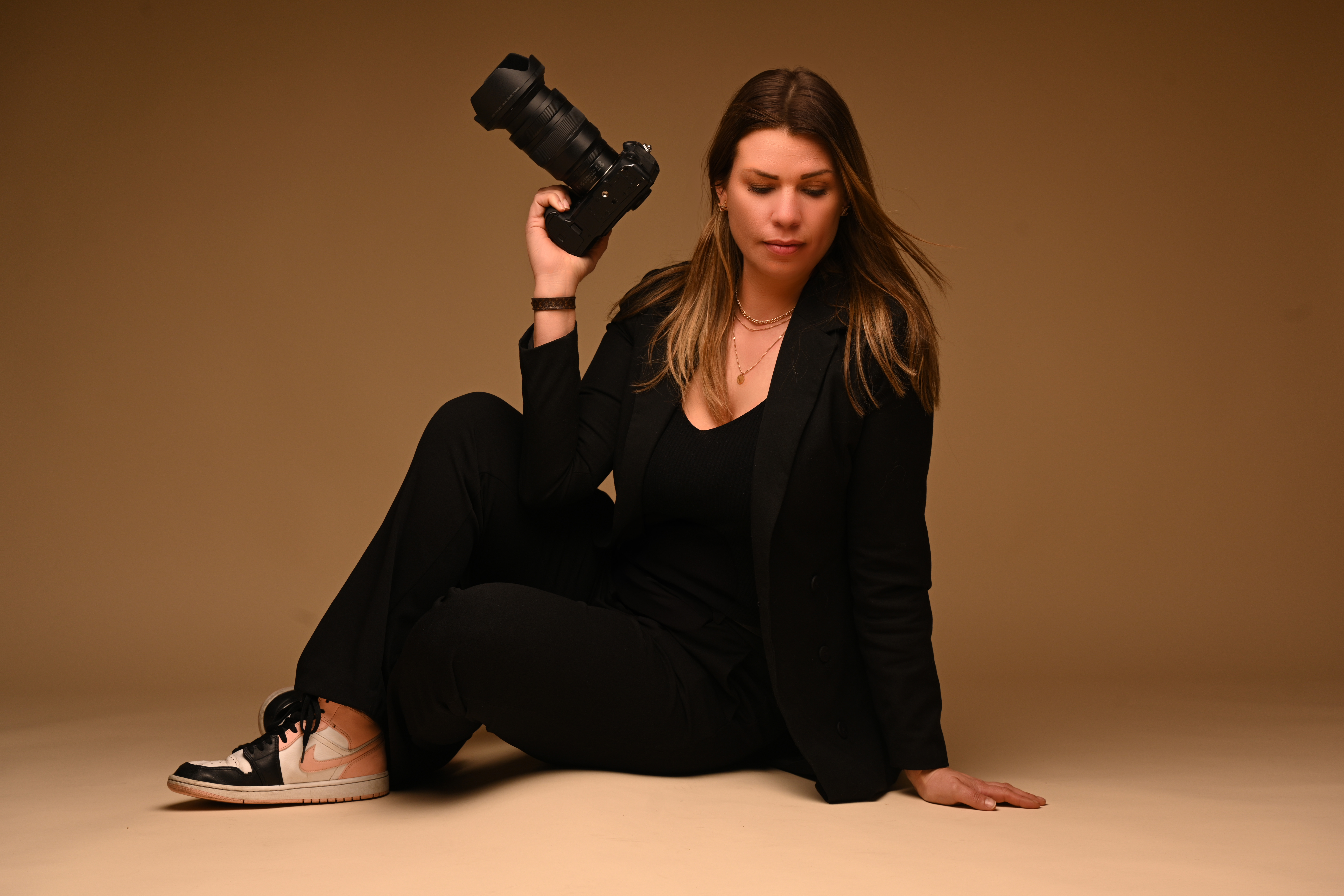 Portret van Yvonne, fotografe bij Fotostudio ShootMe in Heemskerk, professioneel en warm vastgelegd als gezicht achter de zwangerschapsfotografie.