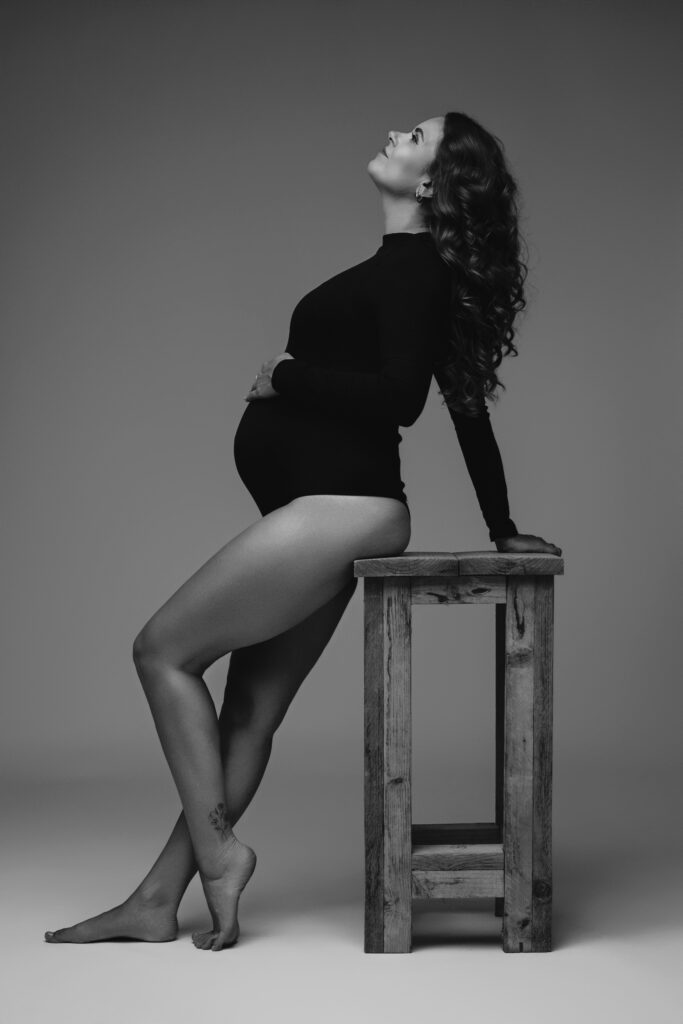 Zwart-wit zwangerschapsfoto met mooie belichting, gemaakt door Yvonne van Fotostudio ShootMe in Heemskerk – stijlvolle en tijdloze zwangerschapsshoot