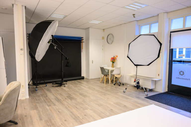 Aan meerdere kanten hangen fotodoeken