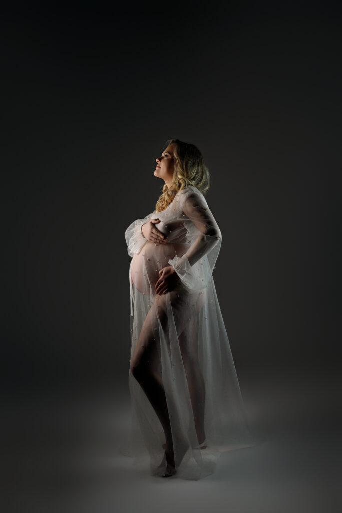 Minimalistische zwangerschapsshoot in studio Heemskerk met zwangere vrouw