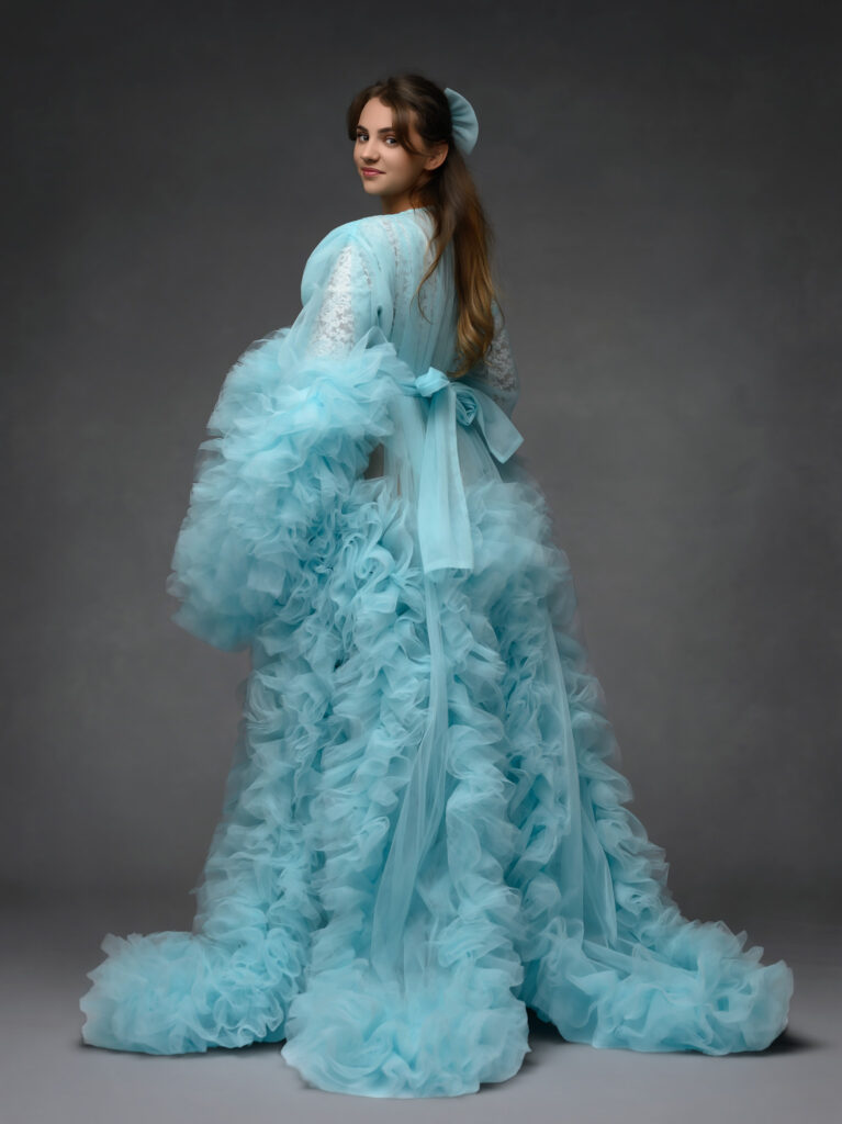 luxe zwangerschapsshoot met jurk en studio belichting