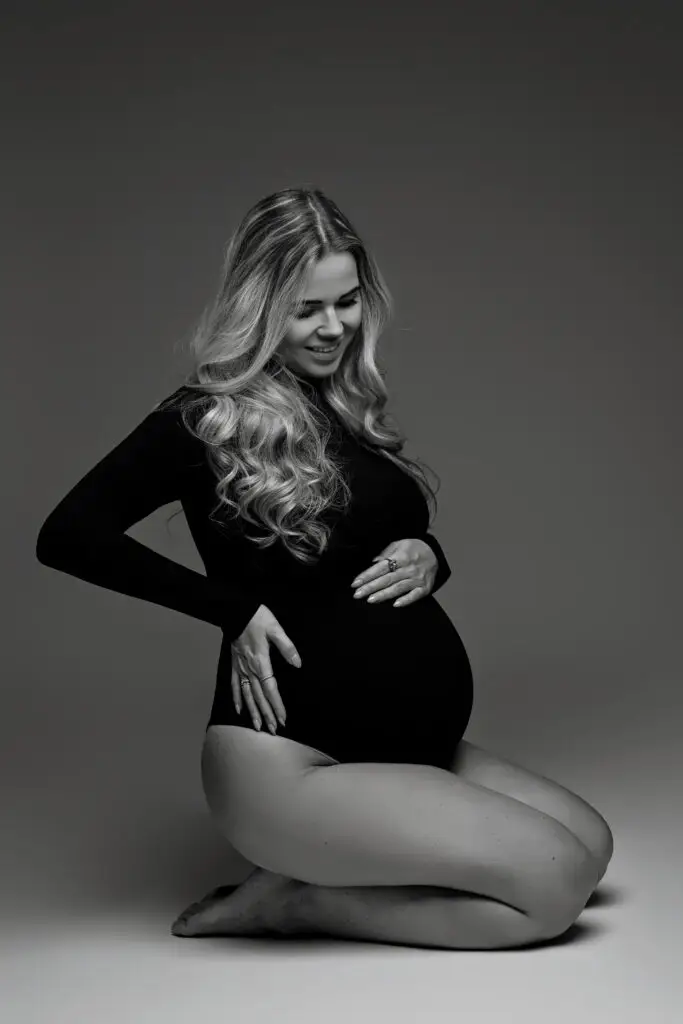luxe zwangerschapsshoot met jurk en studio belichting